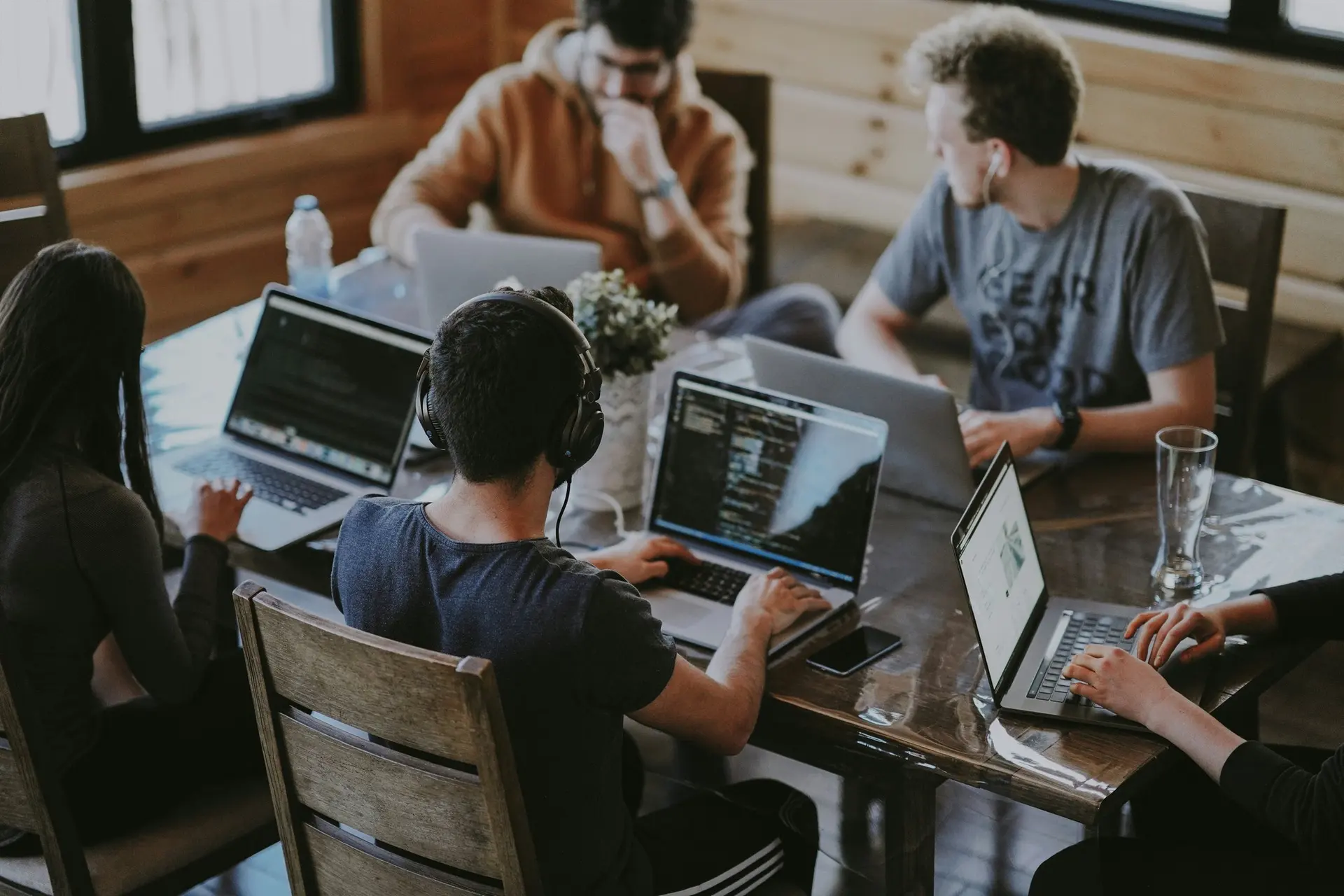 Prime Executive Support professionals coordinating administrative workflows, communication and daily business operations.