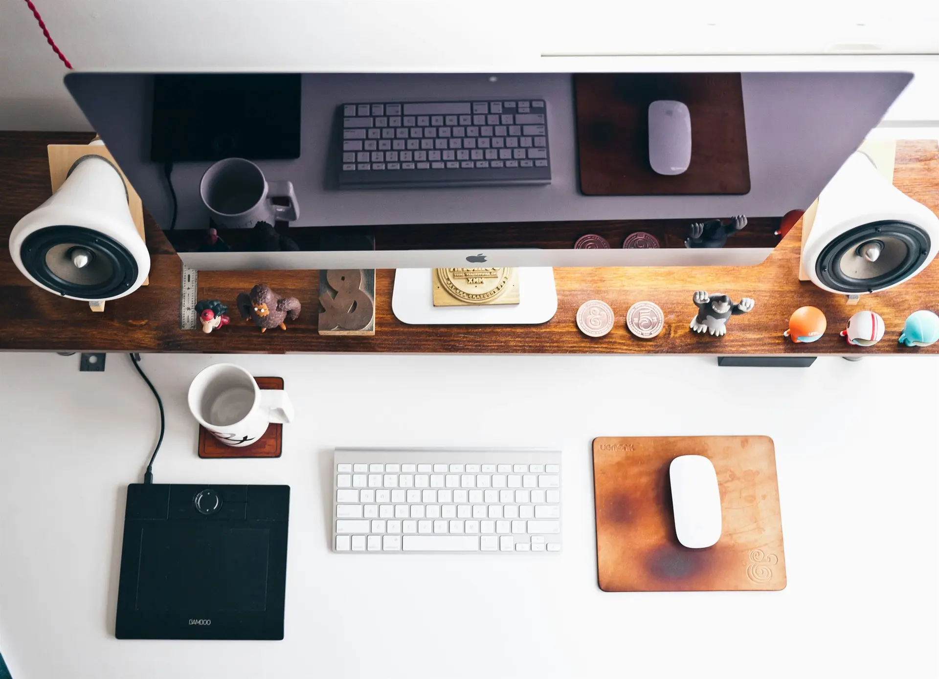 Organized shared workspace representing Prime Executive Support services across administration, digital systems and business operations.